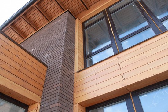 Avantages et étapes de la création d'une façade de ventilation pour une maison en bois