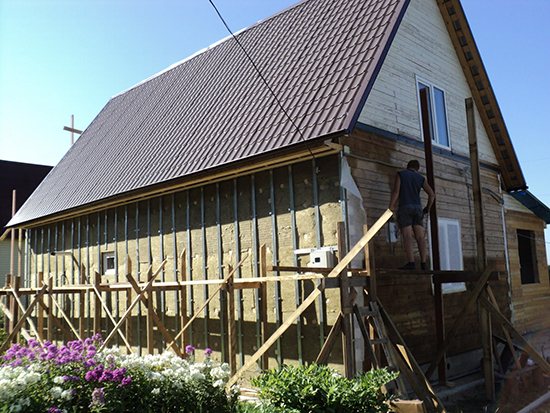 Avantages et étapes de la création d'une façade de ventilation pour une maison en bois