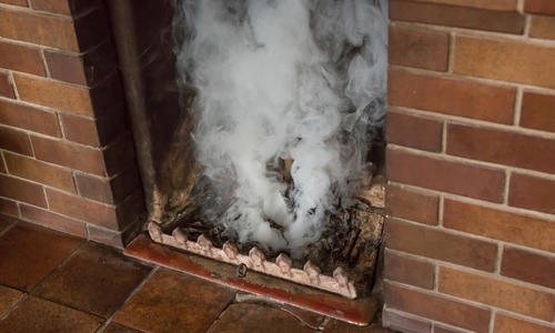 Pourquoi le poêle en fer fume-t-il lorsque la porte est ouverte