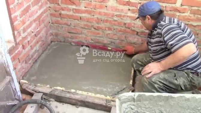 Preparazione della fondazione del forno per un bagno in mattoni, foto