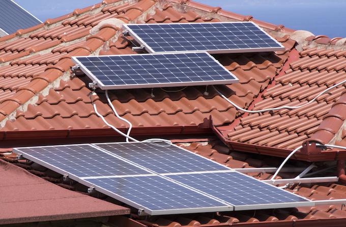 Connexion de panneaux solaires sur le toit