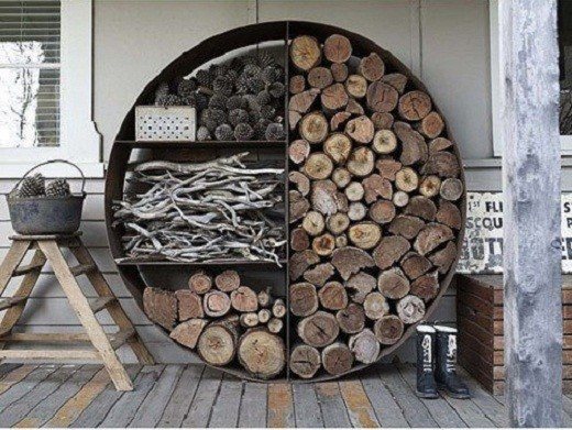 Les tas de bois pour le bois de chauffage peuvent paraître très originaux, par exemple, comme sur la photo