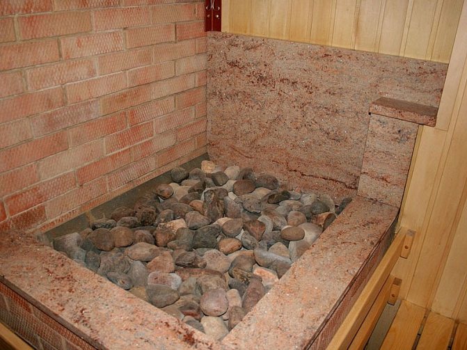 Construction d'un poêle de sauna avec des pierres