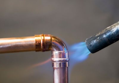 Chauffage du raccordement des tuyaux en cuivre lors de l'installation par une méthode sans raccord