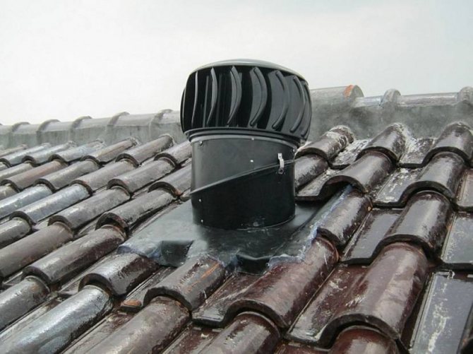 passage de ventilation à travers la toiture métallique