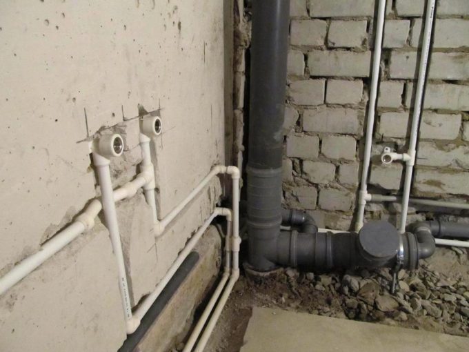 Le schéma de pose de tuyaux dans le mur de la salle de bain