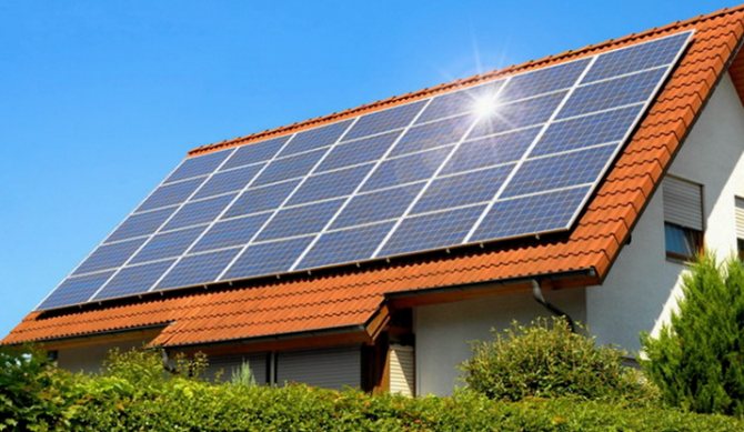 Les panneaux solaires sont un système de production d'électricité coûteux