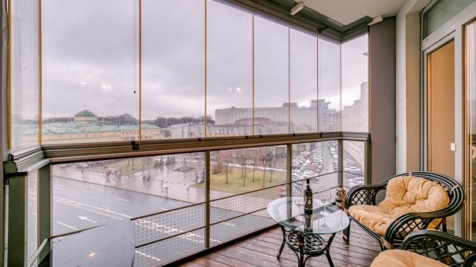 Er det verdt å lage en balkong med panoramautsikt: fordeler og ulemper, funksjoner og koselig design