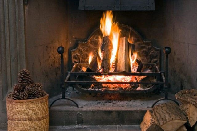 temperatura drewna opałowego palącego się w kominku