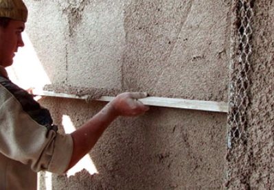 El yeso caliente se puede aplicar a las paredes como un mortero normal.
