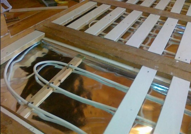 Plancher d'eau chaude: sur une base en bois, comment poser la planche, la pose et l'installation selon la technologie finlandaise