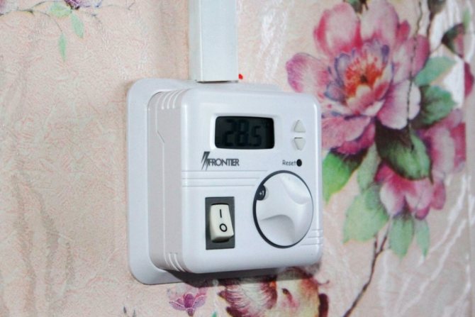 Un thermostat est un appareil qui permet de contrôler et de maintenir une certaine température dans une pièce.