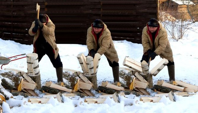 Seulement dans les photos mises en scène, couper du bois semble être une tâche simple et facile.