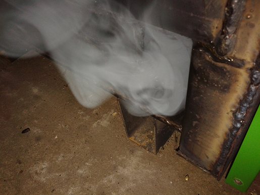 La chaudière à combustible solide fume dans la maison