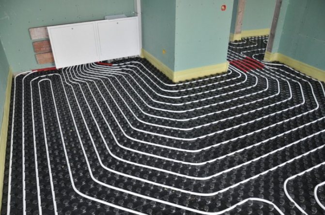 Pose de tuyaux flexibles sur des tapis calorifuges