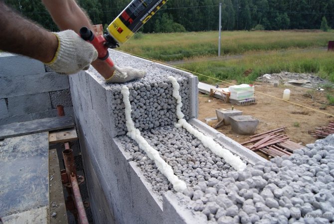 Duzzasztott agyag betontömbök fektetése