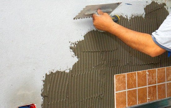 Pose de carreaux sur un mur de briques sans plâtre - étapes de travail