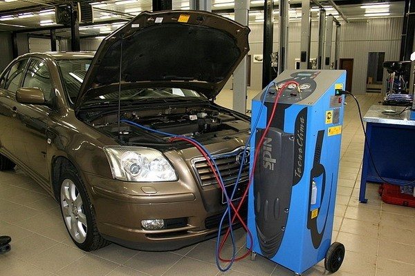 Installation pour le remplissage des climatiseurs de voiture