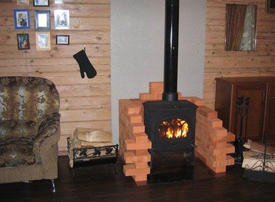 installation d'un poêle dans une maison en bois