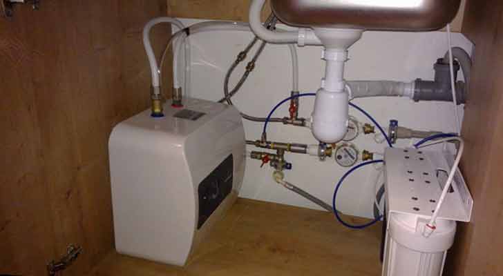 installation av en varmvattenberedare under diskbänken