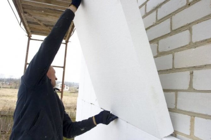 Réchauffer une maison avec de la mousse de polystyrène: comment recouvrir correctement une maison avec de la mousse de polystyrène de vos propres mains?