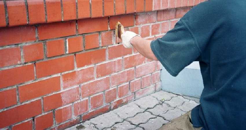 Isolation des murs en briques de l'extérieur - Apprêtage du mur