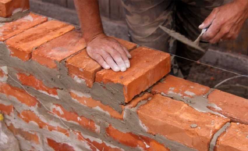 Isolation des murs de briques de l'extérieur lors de la maçonnerie