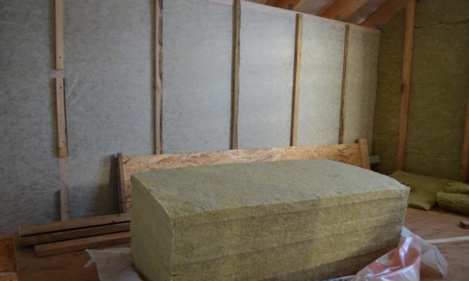 isolation des murs avec de la laine minérale de l'intérieur