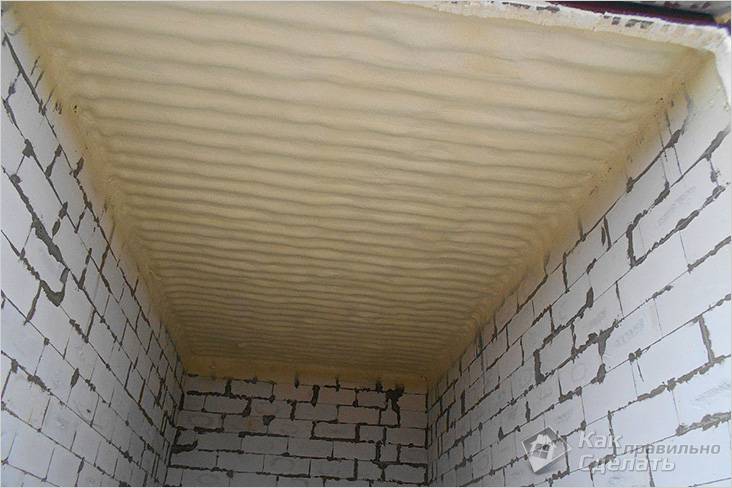 Isolation du plafond du garage avec de la mousse de polyuréthane