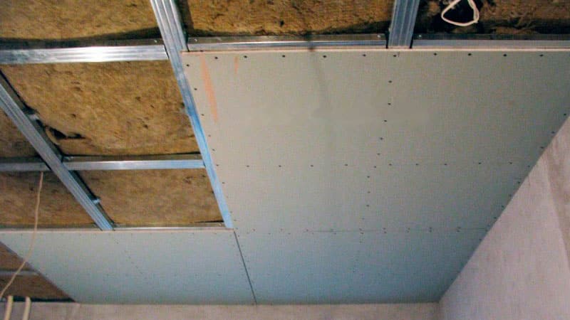 Isolation du plafond avec de la laine minérale. Installation d'un profilé métallique. Installation de plaques de plâtre.