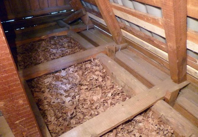 Isolation du plafond avec de la sciure de bois