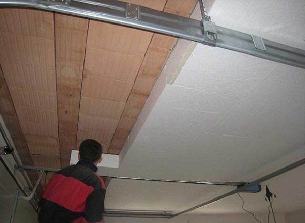 Isolation du plafond du sous-sol avec de la mousse de l'intérieur
