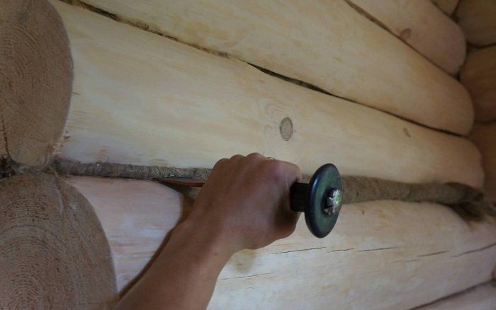 Isolation des murs d'une maison en bois de l'intérieur