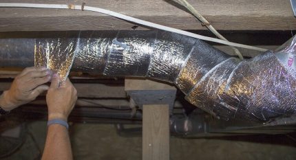 Isolation thermique du tuyau avec ruban isolant thermique revêtu d'une feuille