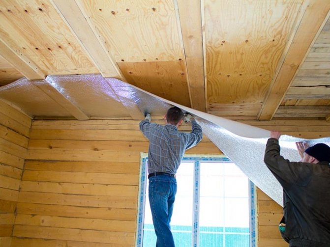 Nous isolons le plafond d'une maison en bois de nos propres mains