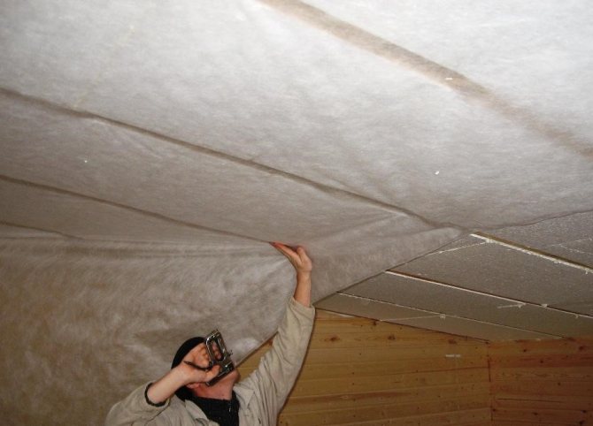 Nous isolons le plafond d'une maison en bois de nos propres mains
