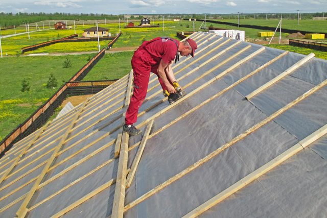 Protection contre le vent et l'humidité pour le toit