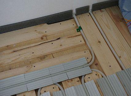 Plancher isolé à la chaleur de l'eau dans une maison en bois