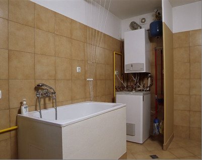 Est-il possible d'installer des équipements à gaz dans la salle de bain et les toilettes