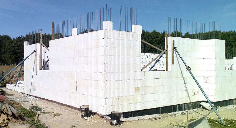 construction d'un mur de sous-sol en polystyrène expansé
