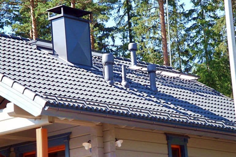 La hauteur du tuyau de ventilation au-dessus du toit d'une maison privée