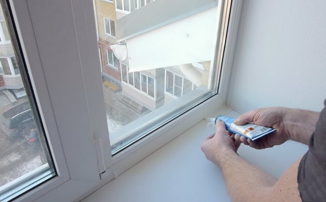 Sigillatura di fessure nelle finestre in PVC
