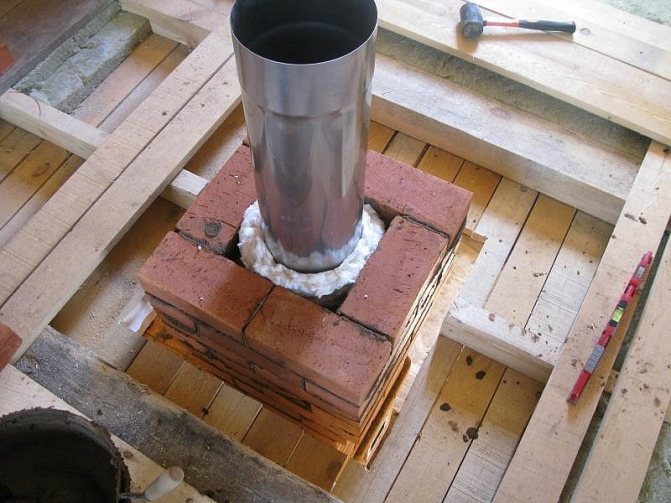 Conclusion d'un tuyau métallique dans une boîte à briques