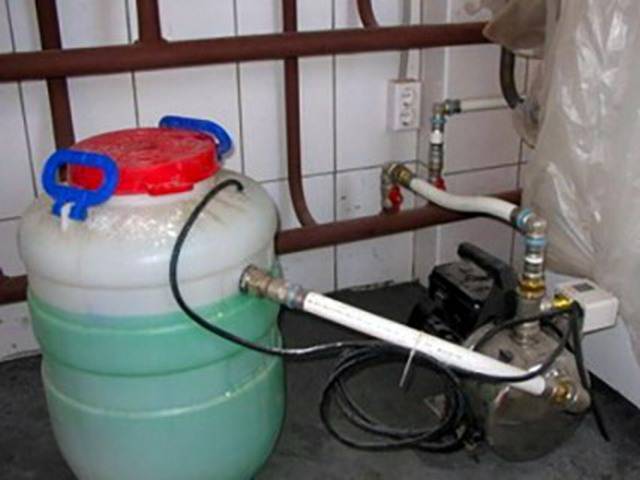 Remplir le système de chauffage avec un liquide de refroidissement: comment le remplir d'eau ou d'antigel